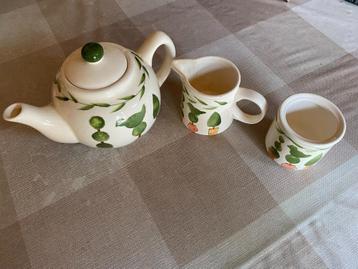 Theepot, suikerpot en melkkan - buxusvorm motief beschikbaar voor biedingen