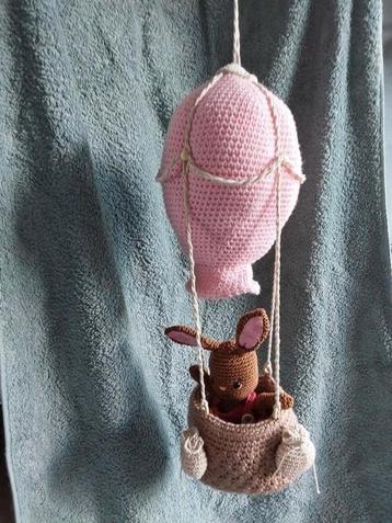Gehaakte roze luchtballon met knuffeltje beschikbaar voor biedingen