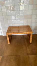 Vintage rieten gevlochten bankje, Huis en Inrichting, Banken | Voetenbanken en Poefen, Ophalen, Minder dan 50 cm, Riet of Rotan