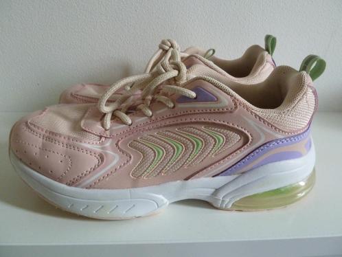 Osaga sportschoen zalm/lila maat 35 zgan, Kinderen en Baby's, Kinderkleding | Schoenen en Sokken, Zo goed als nieuw, Sportschoenen