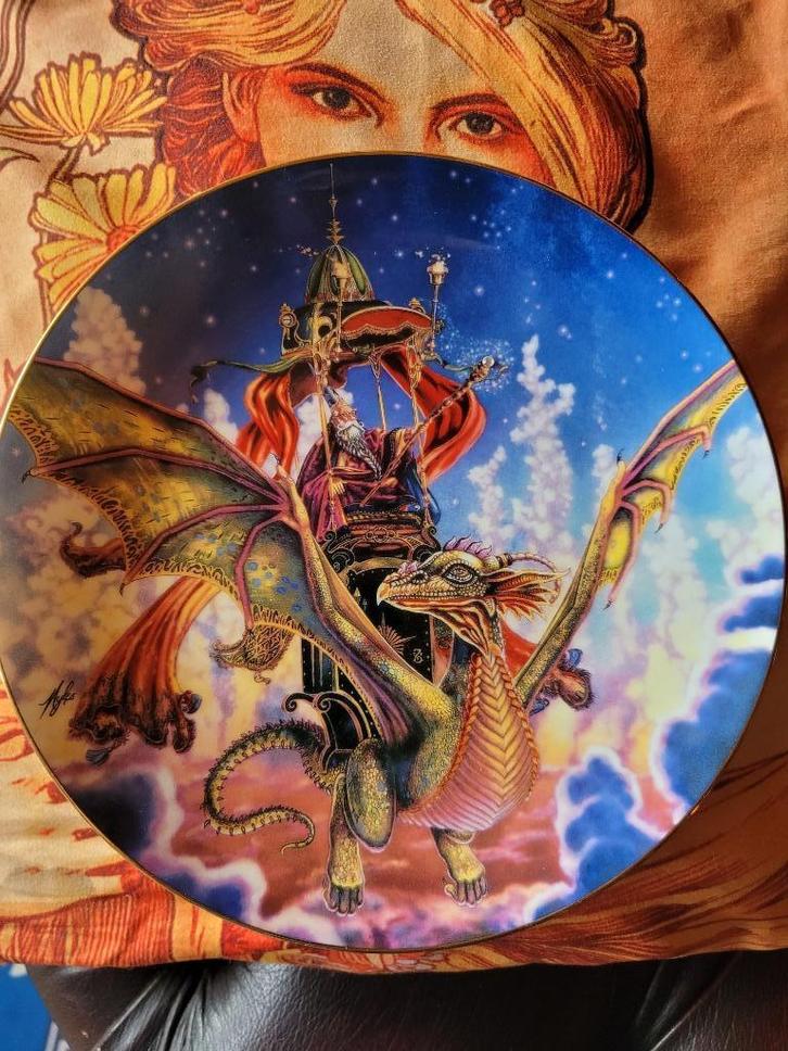 Royal Doulton Myles Pinkney "Dragon Flight" decoratief bord., Antiek en Kunst, Curiosa en Brocante, Ophalen of Verzenden