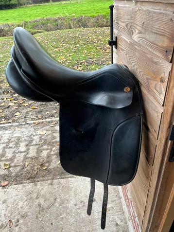 KN dressuurzadel 17,5 inch – nog nette zadel beschikbaar voor biedingen