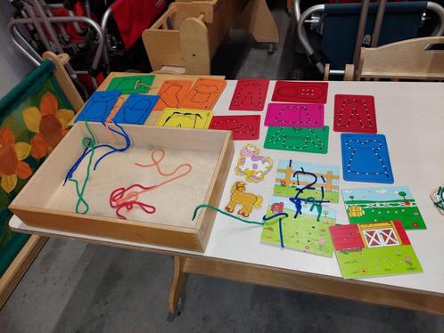 Spelkist met veter-rijgset, Kinderen en Baby's, Speelgoed | Educatief en Creatief, Zo goed als nieuw, Knutselen, Ontdekken, Ophalen