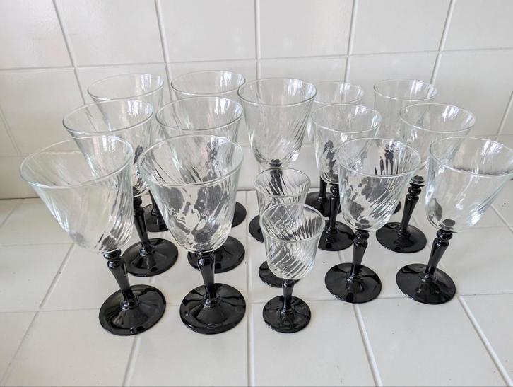Luminarc Wijnglazen Zwarte Voet Swirl, Huis en Inrichting, Keuken | Servies, Gebruikt, Glas of Glazen, Overige stijlen, Glas, Ophalen of Verzenden