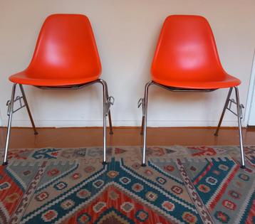 2 Vitra Eames DSS stoelen beschikbaar voor biedingen