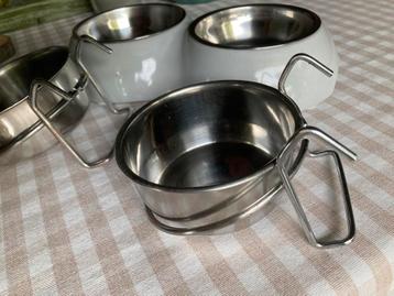 Voer bakjes set beschikbaar voor biedingen