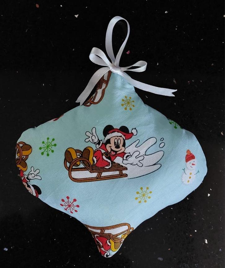 nieuw-Mickey Mouse op slee platte stoffen kerstbal, Huis en Inrichting, Woonaccessoires | Overige, Nieuw, Ophalen of Verzenden