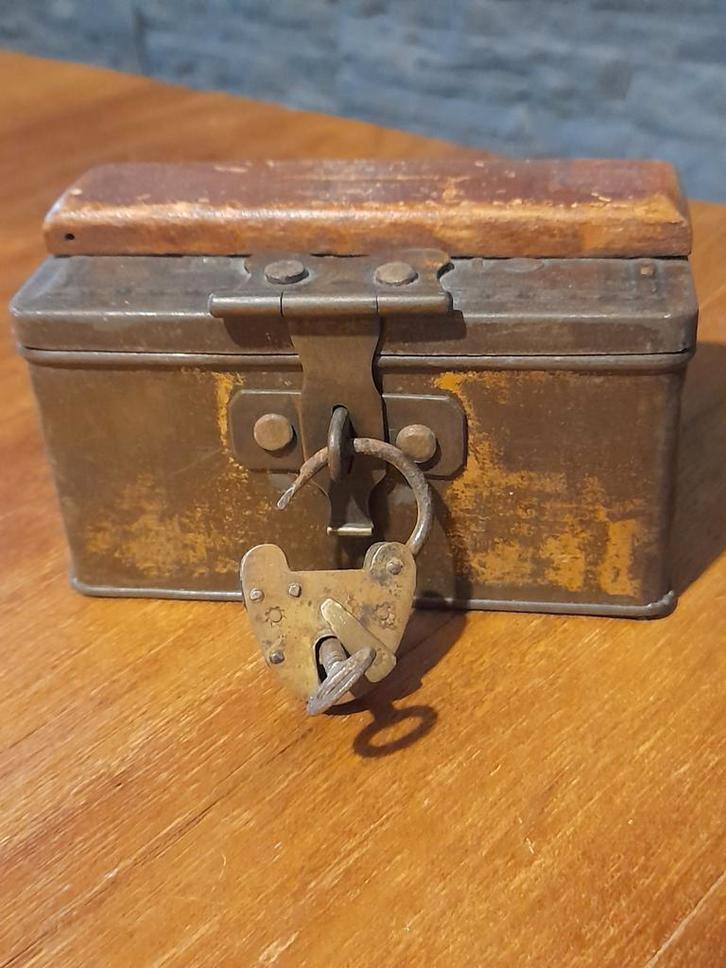 Antiek Blikken Spaarpot Henderson met Handgemaakt Slot, Antiek en Kunst, Curiosa en Brocante, Ophalen of Verzenden