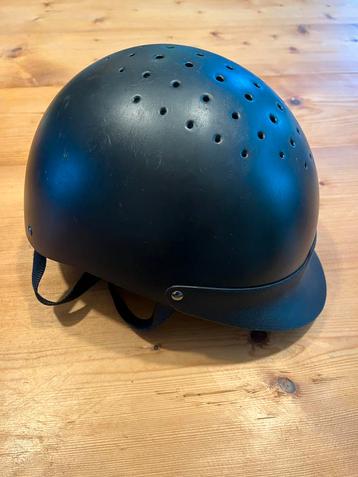 Paardrijcap en handschoenen van Fouganza. Kind 10 jaar beschikbaar voor biedingen