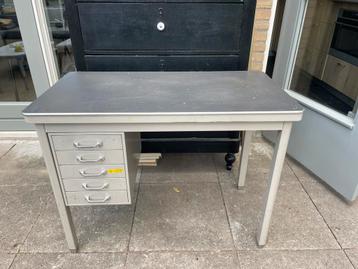 Klein gispen bureau met ladeblok industrieel beschikbaar voor biedingen
