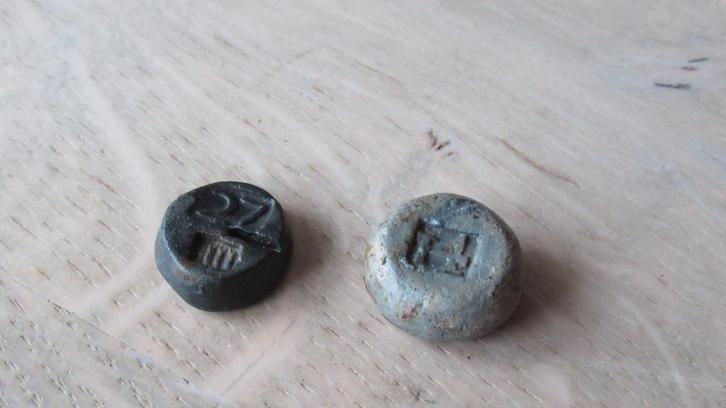 2 loden 17/ e - 18/e eeuwse gewichten / bodemvondst, Antiek en Kunst, Antiek | Koper en Brons, Ophalen of Verzenden
