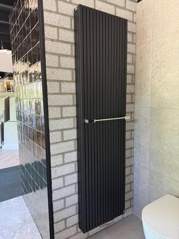 Vasco Carre designradiator 47,5x180cm 1675W Black January beschikbaar voor biedingen