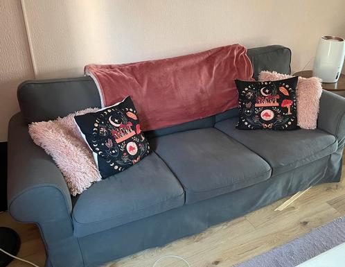 3-zits bank + opberghocker – IKEA Ektorp – Donkergrijs, Huis en Inrichting, Banken | Complete zithoeken, Zo goed als nieuw, Ophalen