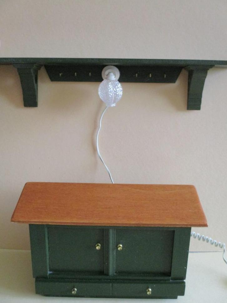 poppenhuis kapstok met verlichting ( werkend ) en kastje, Verzamelen, Poppenhuizen en Toebehoren, Zo goed als nieuw, Poppenhuis
