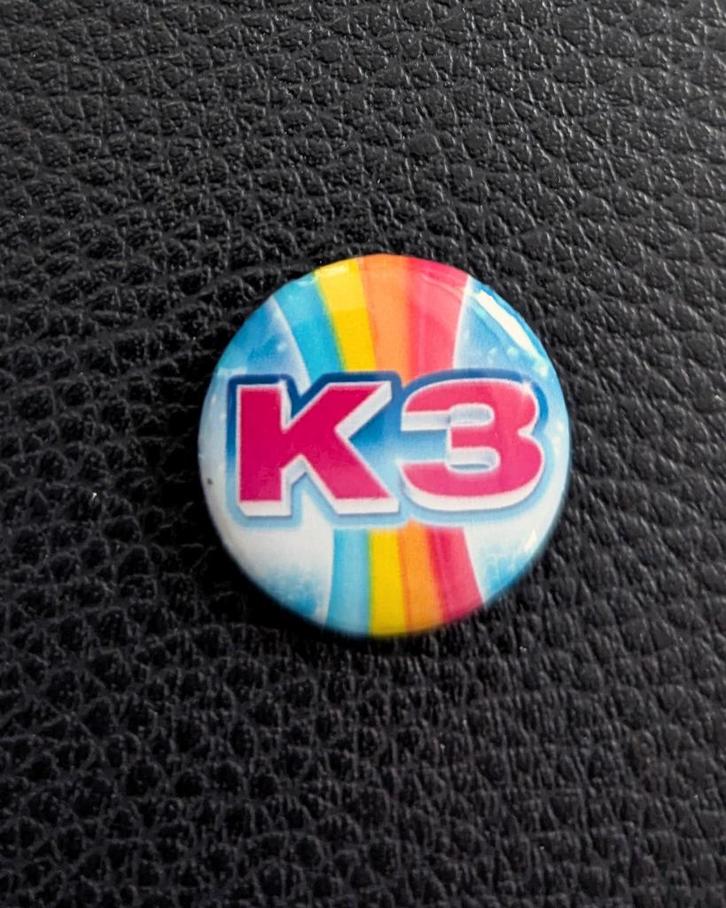 K3 Band button – 25mm button / speld / pin, Verzamelen, Muziek, Artiesten en Beroemdheden, Nieuw, Overige typen, Verzenden