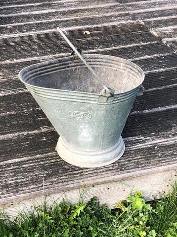 Vintage verzinkte kolenemmer kolen emmer industrieel beschikbaar voor biedingen