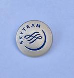 SKYTEAM broche (pin/speld) 20 mm, mat zilver, blauwe letters, Verzamelen, Speldjes, Pins en Buttons, Ophalen of Verzenden, Zo goed als nieuw