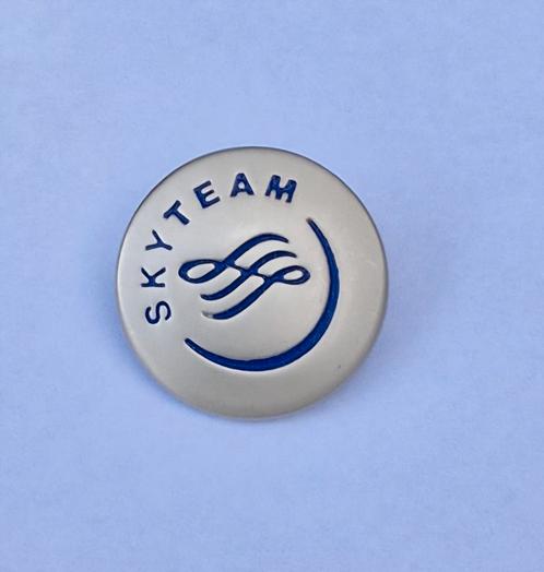 SKYTEAM broche (pin/speld) 20 mm, mat zilver, blauwe letters, Verzamelen, Speldjes, Pins en Buttons, Zo goed als nieuw, Transport