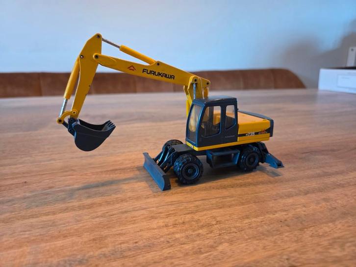 Furukawa W735 Wheeled Excavator, Hobby en Vrije tijd, Modelbouw | Auto's en Voertuigen, Zo goed als nieuw, Overige typen, 1:50 of kleiner