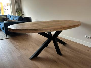 Ovale mango houten eettafel met stalen spinpoot beschikbaar voor biedingen