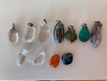 11 trommelstenen, met en zonder hanger beschikbaar voor biedingen