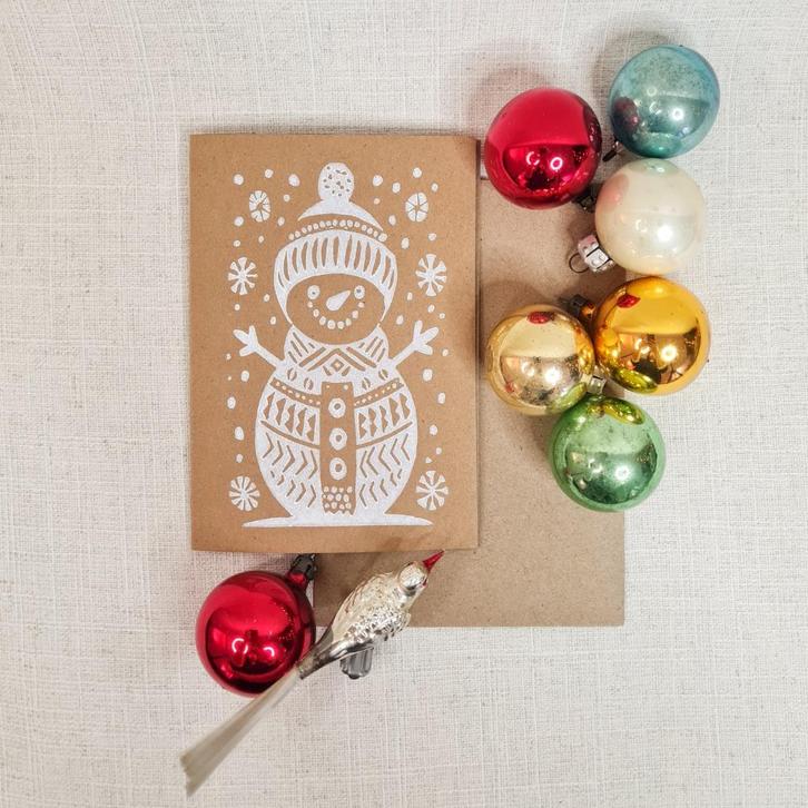 Dubbele kerstkaart 10x15 cm. met envelop linosnede sneeuwpop, Diversen, Kerst, Nieuw, Ophalen of Verzenden