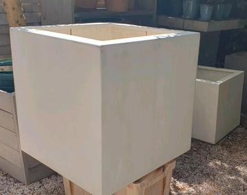 Mooie witte kunststof plantenbak beschikbaar voor biedingen