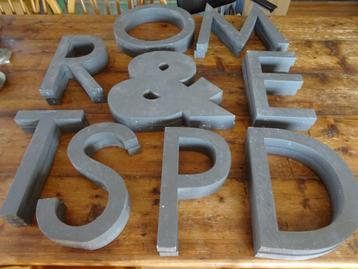 diverse Franse industriële letters beschikbaar voor biedingen