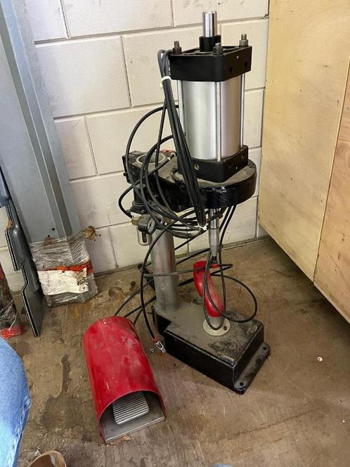 Robuuste SMC Pneumatische Pers met Voetbediening, Doe-het-zelf en Verbouw, Gereedschap | Overige machines, Zo goed als nieuw, Ophalen