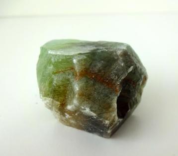 Mineraal kristal klein stuk groen met bruine tekening 3244-m beschikbaar voor biedingen
