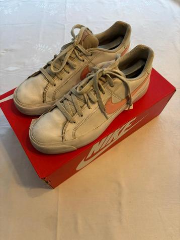 Nike court royale met licht roze logo in maat 40 gebruikt! beschikbaar voor biedingen