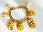 Vintage gekerfde rozen /bloemen bedel armband, Overige materialen, Gebruikt, Verzenden, Met bedels of kralen