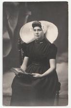 fotokaart vrouw in klederdracht met muts en oorijzers / naam, Gebruikt, Foto, Voor 1940, Verzenden