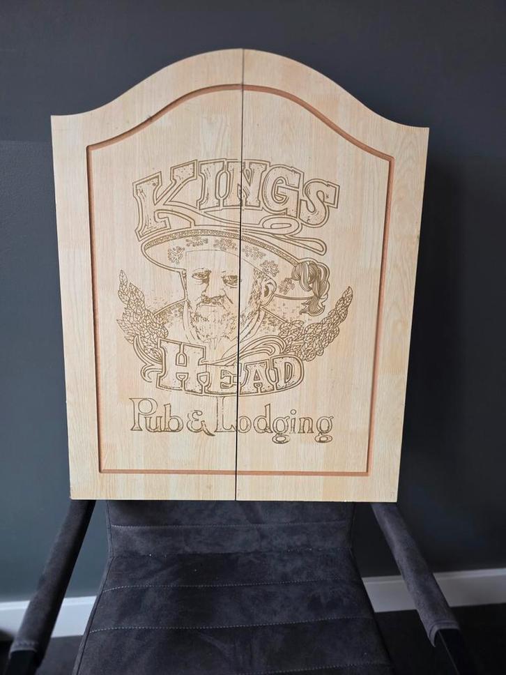 Dartskabinet Kings Head uniek en stijlvol, Sport en Fitness, Darts, Gebruikt, Dartbord met pijlen, Ophalen