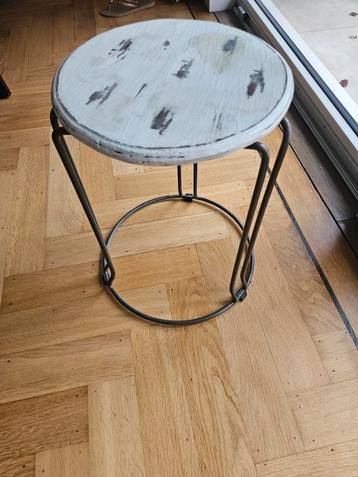Leuk bijzettafeltje beschikbaar voor biedingen