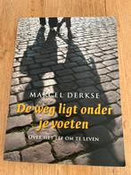 Marcel Derkse - De weg ligt onder je voeten, Spiritualiteit algemeen, Ophalen of Verzenden, Zo goed als nieuw, Marcel Derkse