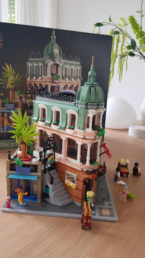 LEGO Boutique Hotel in nette staat, Kinderen en Baby's, Speelgoed | Duplo en Lego, Zo goed als nieuw, Lego, Complete set, Ophalen of Verzenden