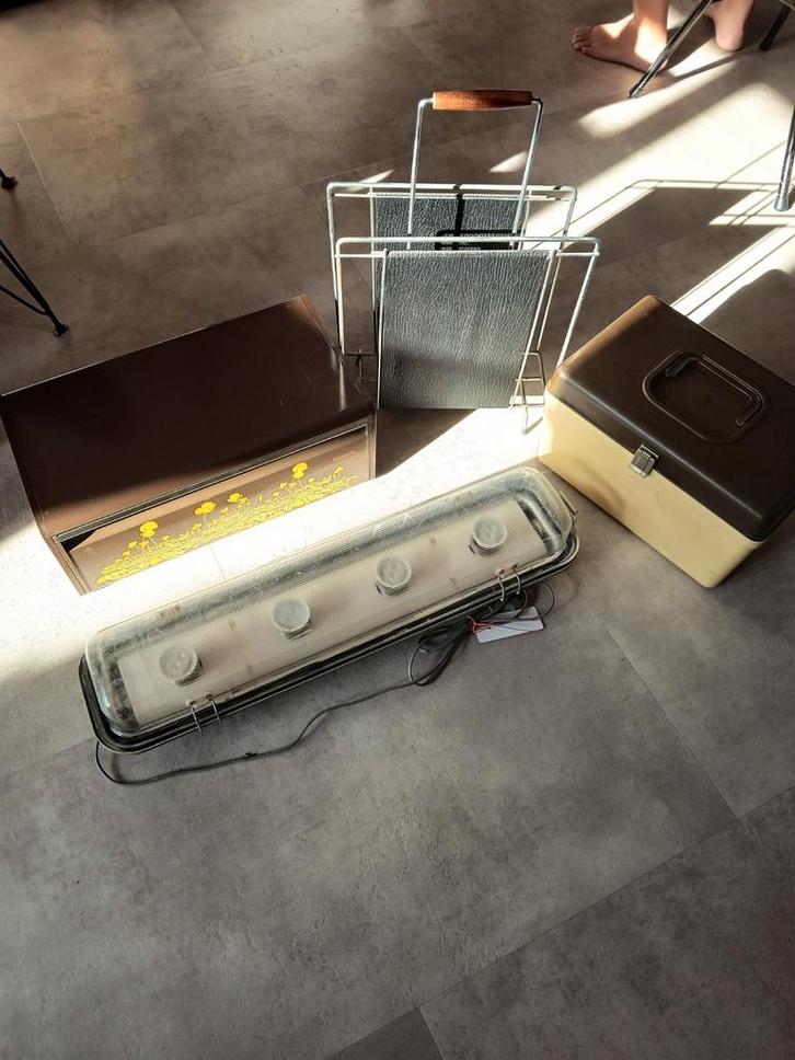 Diverse vintage items: naaidoos lamp lectuurhouder brooddoos, Antiek en Kunst, Antiek | Woonaccessoires, Ophalen