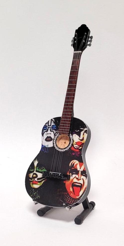 KISS Gezichten miniatuur gitaar van hout mini guitar 25cm, Verzamelen, Muziek, Artiesten en Beroemdheden, Nieuw, Foto of Kaart