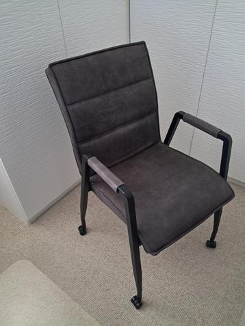 2 prima stoelen beschikbaar voor biedingen
