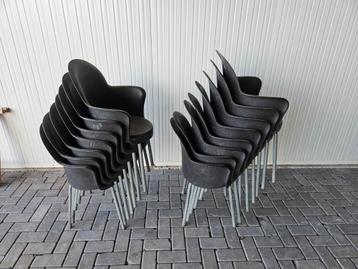 Stoelen kuipstoelen stapelstoelen beschikbaar voor biedingen