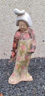 Oud Japans keramisch beeld in traditionele kleding., Ophalen