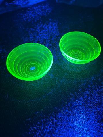 2 vaseline uranium schaaltjes beschikbaar voor biedingen