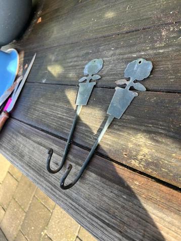 Set van 2 metalen wandhaken met bloem  beschikbaar voor biedingen