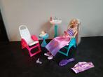 kappers barbie met 2 stoelen en wasbak voor kapsalon, Kinderen en Baby's, Speelgoed | Poppen, Ophalen of Verzenden, Zo goed als nieuw