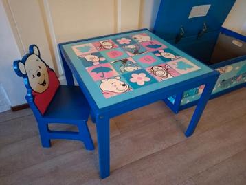 Tafel, stoel en speelgoedkist Winnie de Poeh beschikbaar voor biedingen