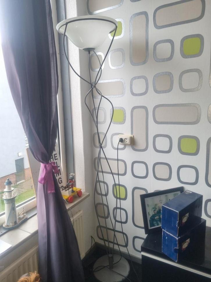 Moderne Staande Lamp met Komvormige Kap, Huis en Inrichting, Lampen | Vloerlampen, Gebruikt, 150 tot 200 cm, Glas, Metaal, Ophalen of Verzenden