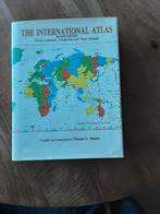 THE INTERNATIONAL ATLAS WORLD LATITUDES O,A, Gelezen, Ophalen of Verzenden, Achtergrond en Informatie, Spiritualiteit algemeen
