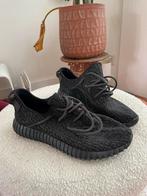 Yeezy 350 Pirate Black v1 44, Ophalen, Zo goed als nieuw, Zwart