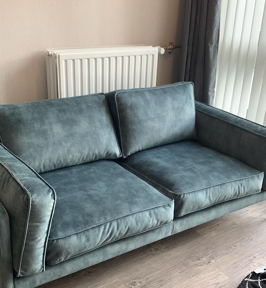 Donkerblauwe fluwelen 2-zitsbank in goede staat, Ophalen, Tweepersoons, 75 tot 100 cm, Zo goed als nieuw